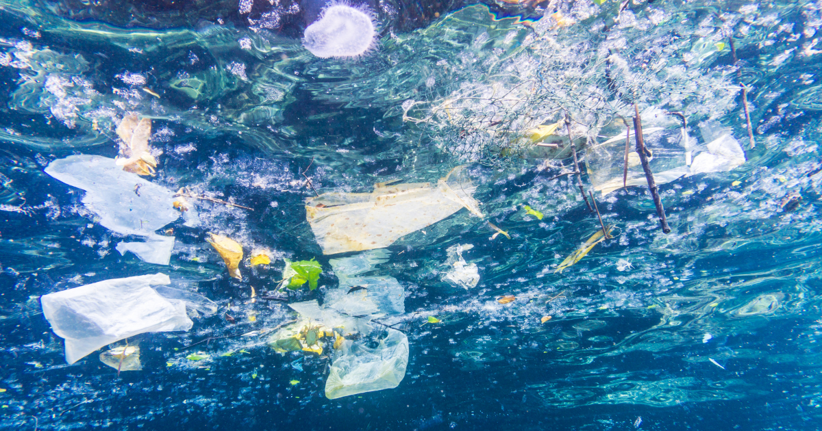 海洋に流れ込むプラスチックごみのイメージ